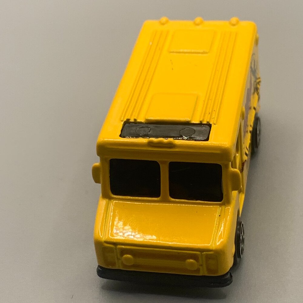1:64 Maisto Yellow Extreme Vertical Ramps Diecast Panel Truck LOOSE